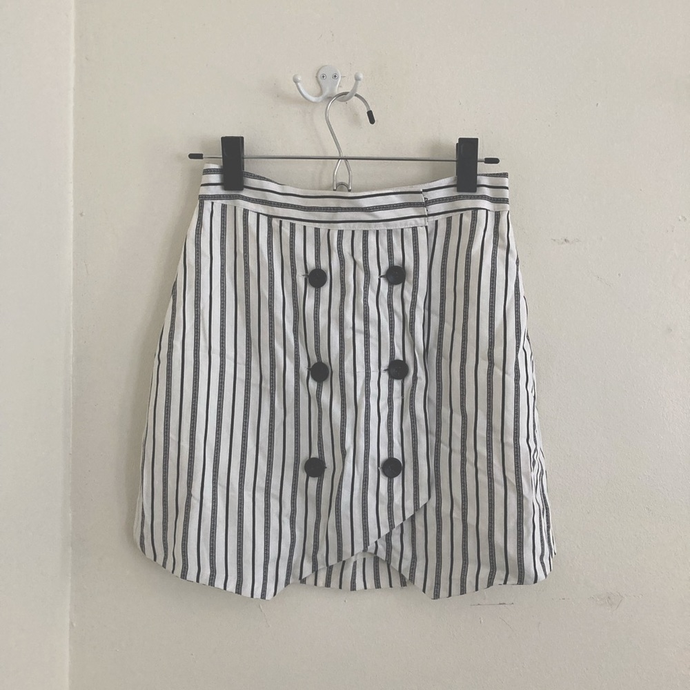 B+W striped BCBG mini skirt in suiting-like style w black buttons. Size 0